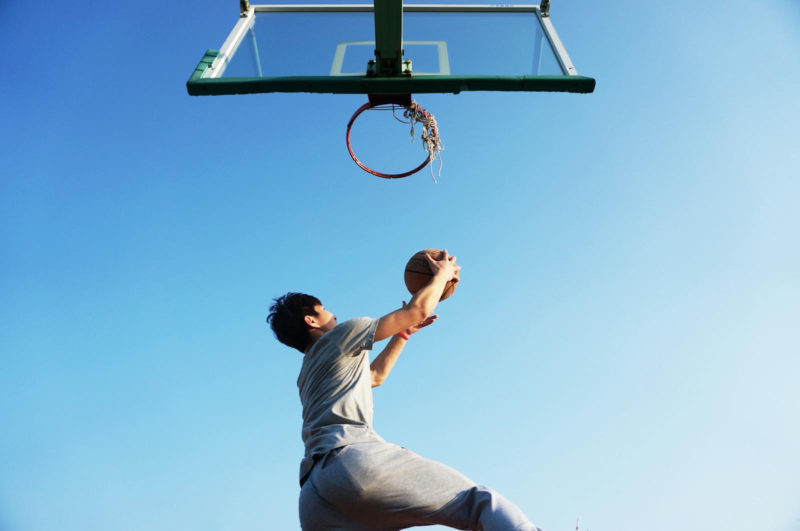 悟空体育 — 篮球赛场扣篮瞬间